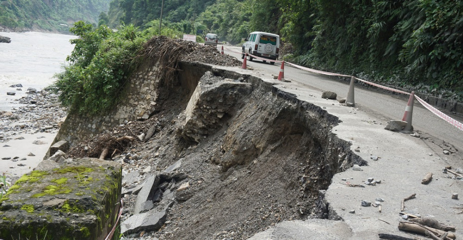 राजमार्गमा जताततै पहिराे : थोरै वर्षामा पनि ठूलो खतरा